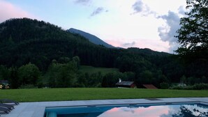 Una piscina con vistas despejadas a un paisaje montañoso al fondo.