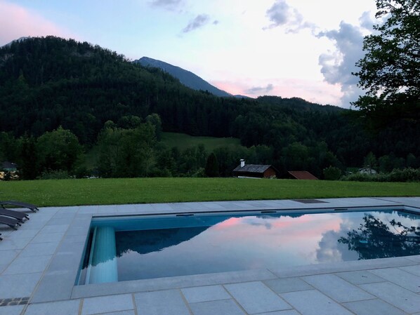 Außenpool (je nach Saison geöffnet), Sonnenschirme, Liegestühle