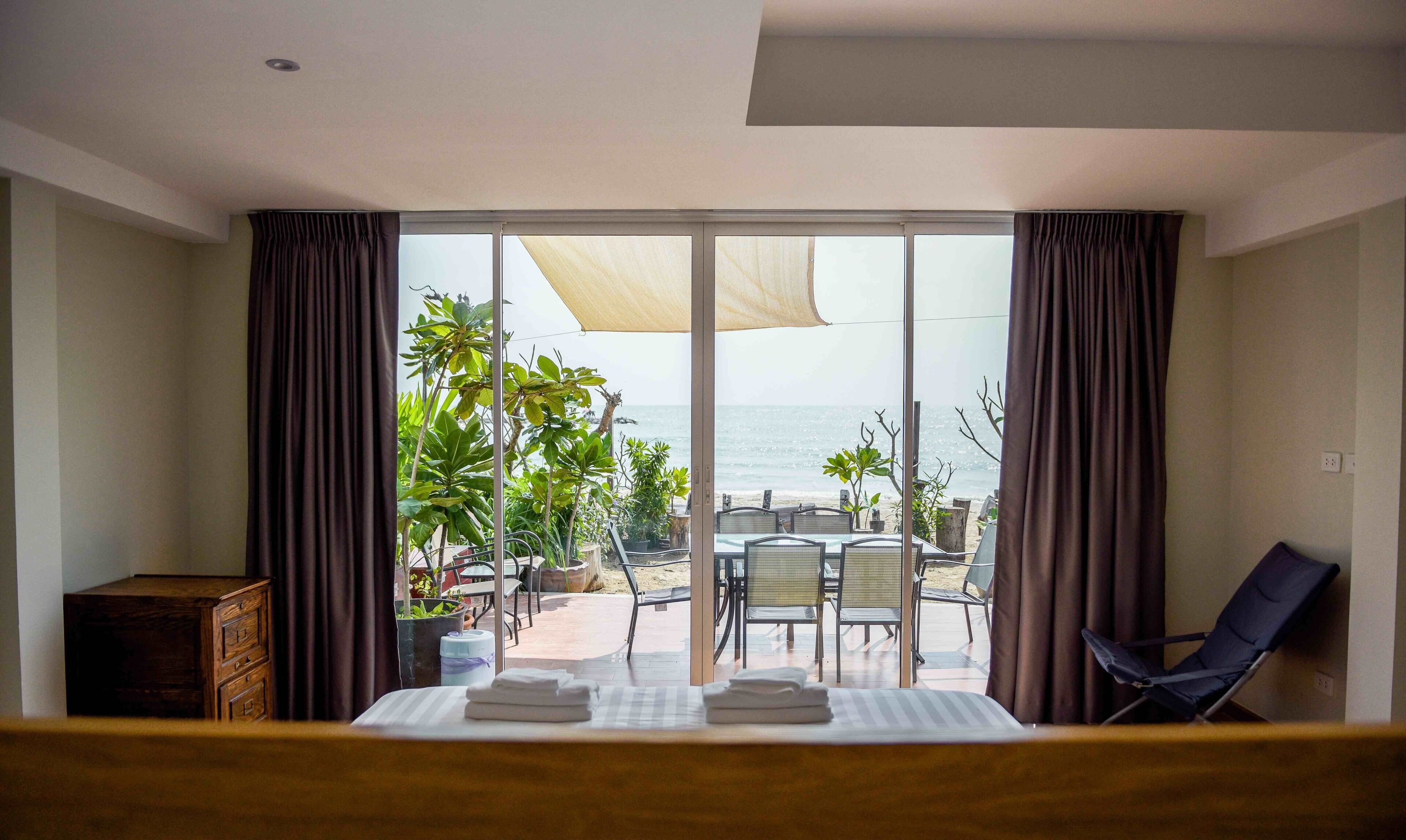 Captain House | Cortinas blackout, Wi-Fi de cortesia, roupa de cama