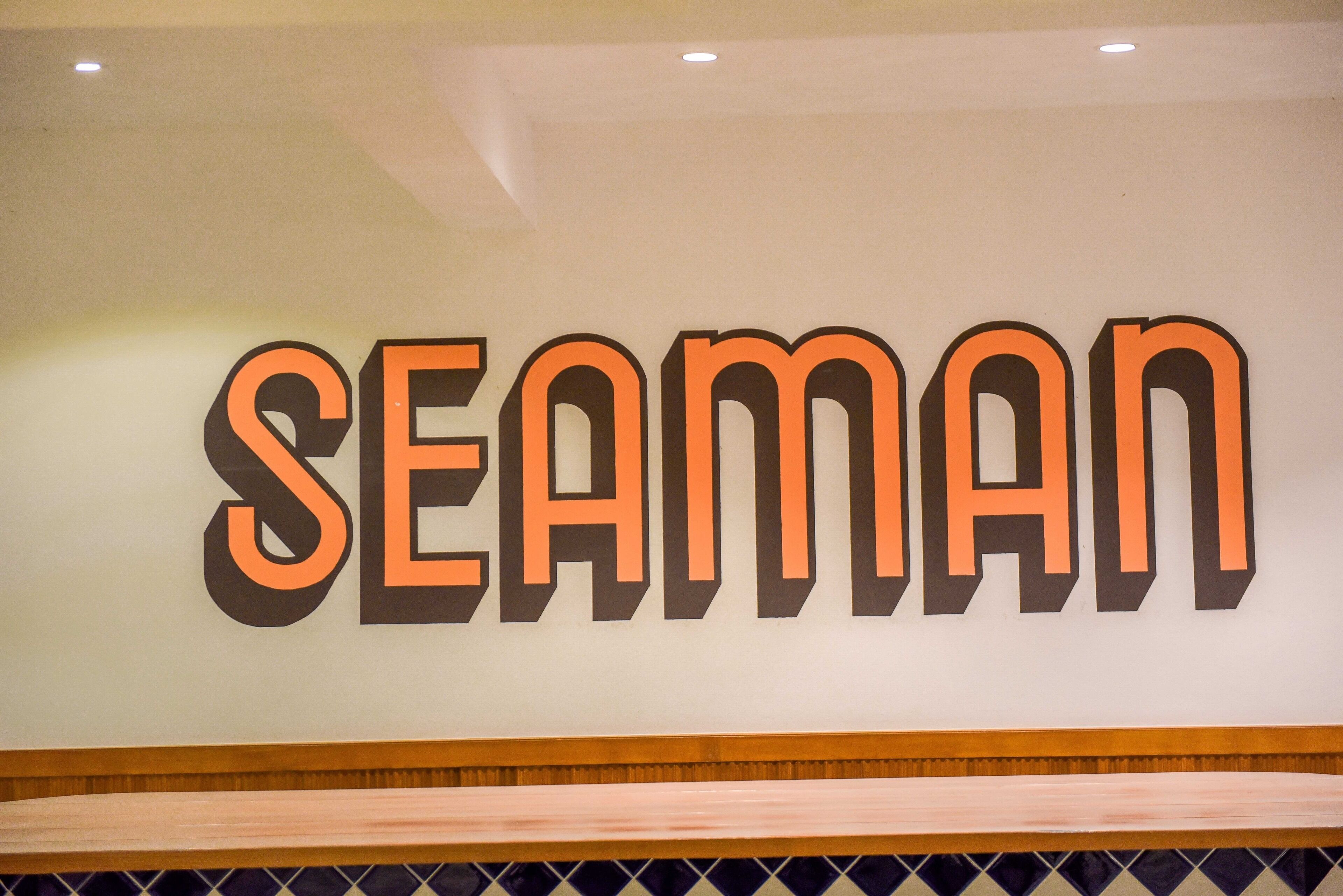 Paredes com a palavra “SEAMAN” em letras grandes e em negrito.