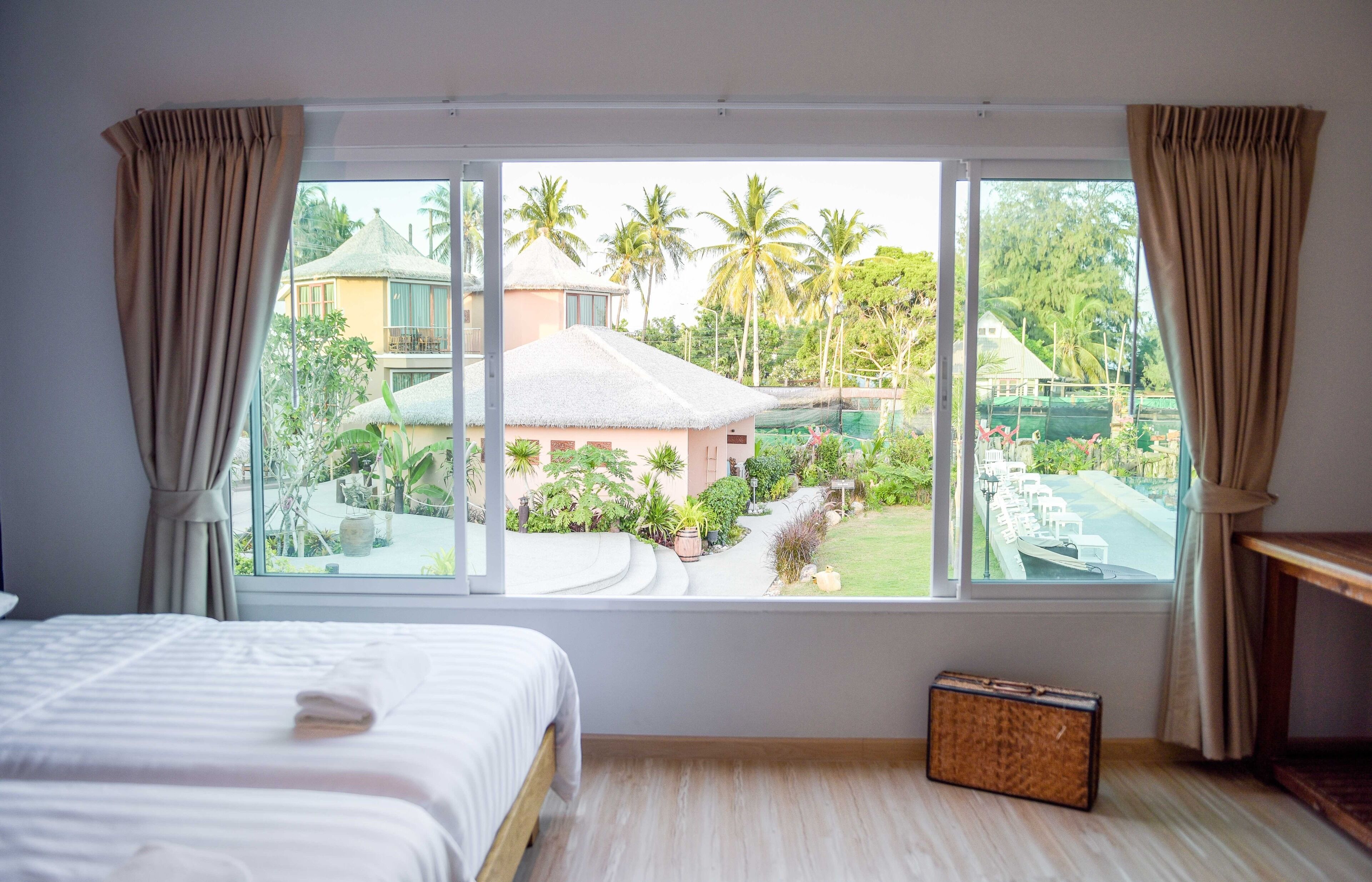 Duplex Suite Poolside | Cortinas blackout, Wi-Fi de cortesia, roupa de cama