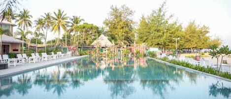 Duplex Suite Poolside | Blackout curtains, free WiFi, bed sheets