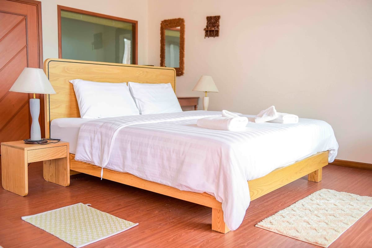 Deluxe Double with Bath | Cortinas blackout, Wi-Fi de cortesia, roupa de cama
