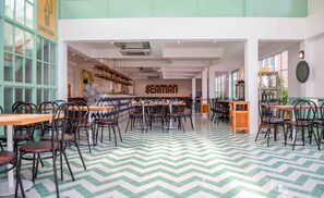 Breakfast, lunch and dinner served - Seaman Resort (Ban Laem)