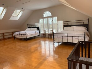 6 Schlafzimmer, Schreibtisch, Bügeleisen/Bügelbrett, Reisekinderbett