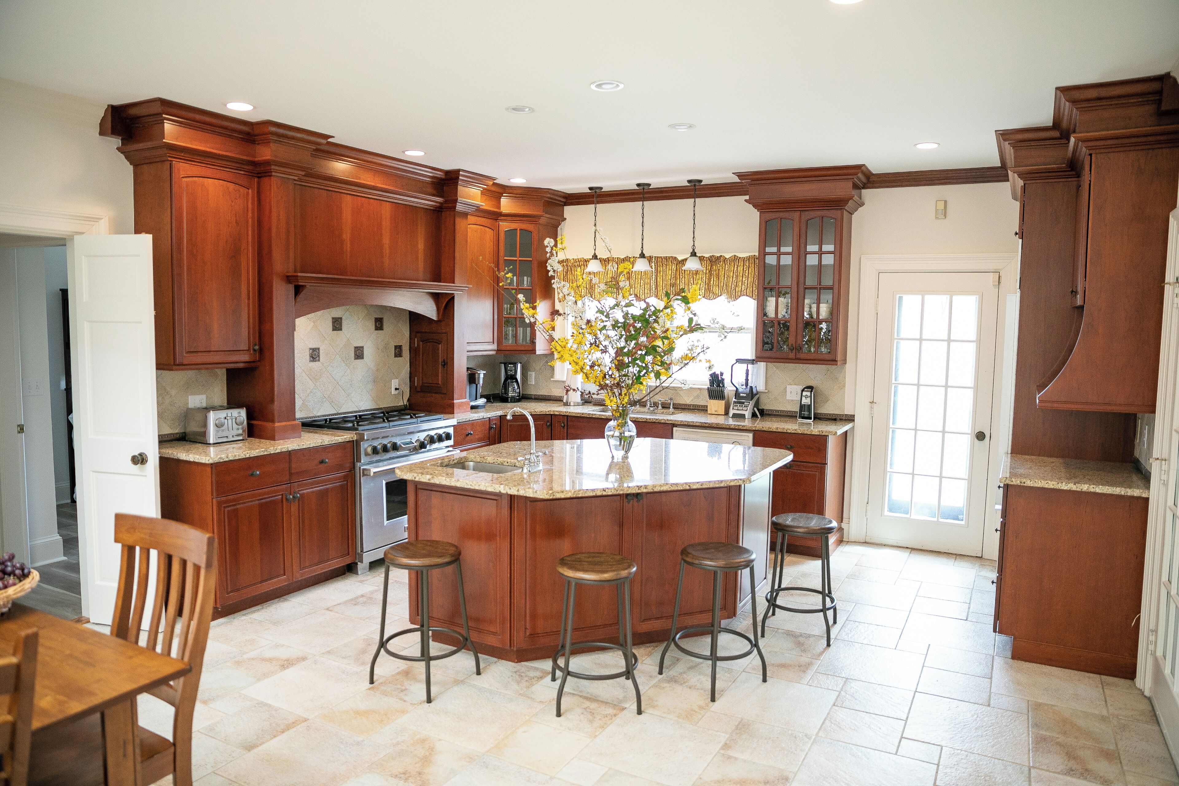 12-Person House with Hot Tub on Spectacular Estate