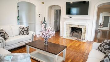 Smart TV, chimenea y tenis de mesa