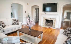 Smart-TV, Kamin, Tischtennisplatte