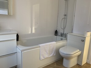 Combined shower/bathtub, jetted bath, hair dryer, towels - 2 bedroom apartment with garden close to Lark Lane and city centre (Liverpool)