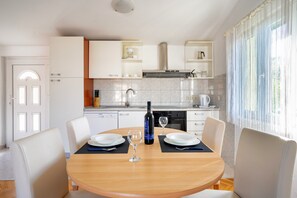 Kühlschrank, Ofen, Geschirrspüler, Kochgeschirr/Geschirr/Besteck
