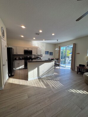 Réfrigérateur, micro-ondes, four, lave-vaisselle