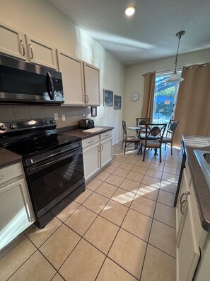 Réfrigérateur, micro-ondes, four, lave-vaisselle