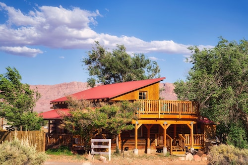 Beautifully restored cottage surrounded by Vermilion Cliffs