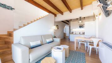 Una Smart TV, una mesa de tenis de mesa