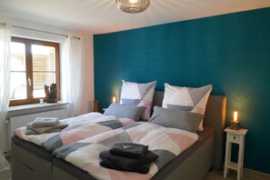 1 soverom, skrivebord, strykejern/-brett og reiseseng for barn