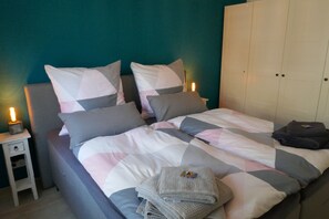 1 habitación, escritorio, tabla de planchar con plancha y cuna de viaje 
