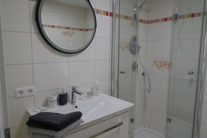 Dusche, umweltfreundliche Kosmetikartikel, Haartrockner, Handtücher