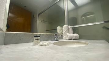 Junior Double Room, Garden View | Bathroom