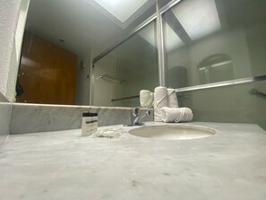 Junior Double Room, Garden View | Bathroom