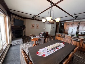 Télévision, cheminée, livres