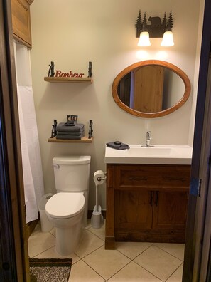 Duschwanne, Haartrockner, Handtücher, Seife