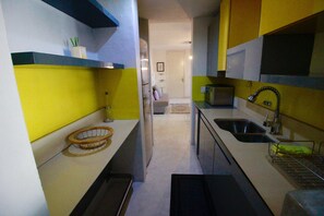 Refrigerador, microondas, parrilla de estufa y cafetera y tetera 