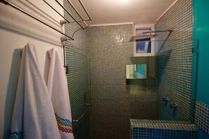 Haartrockner, Handtücher, Seife, Toilettenpapier
