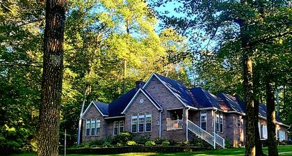 5 BR, Indoor heated pool, hot tub, sauna, two game rooms