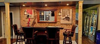 5 BR, Indoor heated pool, hot tub, sauna, two game rooms