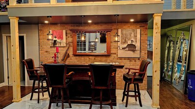 5 BR, Indoor heated pool, hot tub, sauna, two game rooms