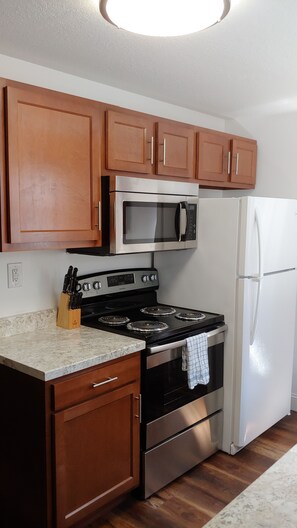 Refrigerador, microondas, horno y parrilla de estufa 