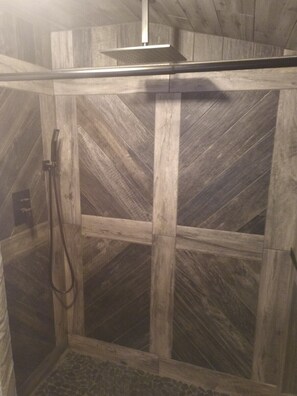 Een douche, een haardroger, handdoeken