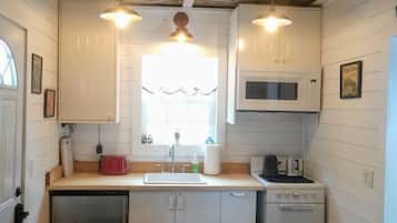 Een koelkast, een magnetron, een oven, een kookplaat