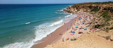 Una spiaggia nelle vicinanze