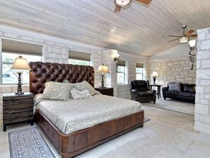 4 bedrooms, desk, iron/ironing board, free WiFi