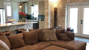 Smart TV, caminetto, lettore DVD, libri