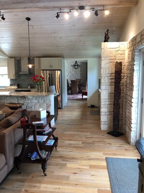 Smart TV, caminetto, lettore DVD, libri