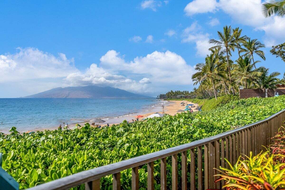 Nära stranden, solstolar och strandhanddukar