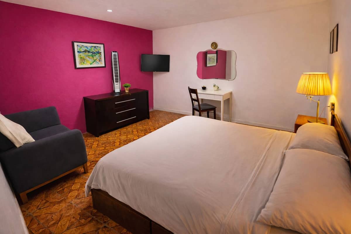 Prana | Desk, laptop workspace, iron/ironing board, free WiFi