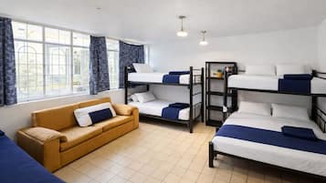 Escritorio y espacio para trabajar con laptop