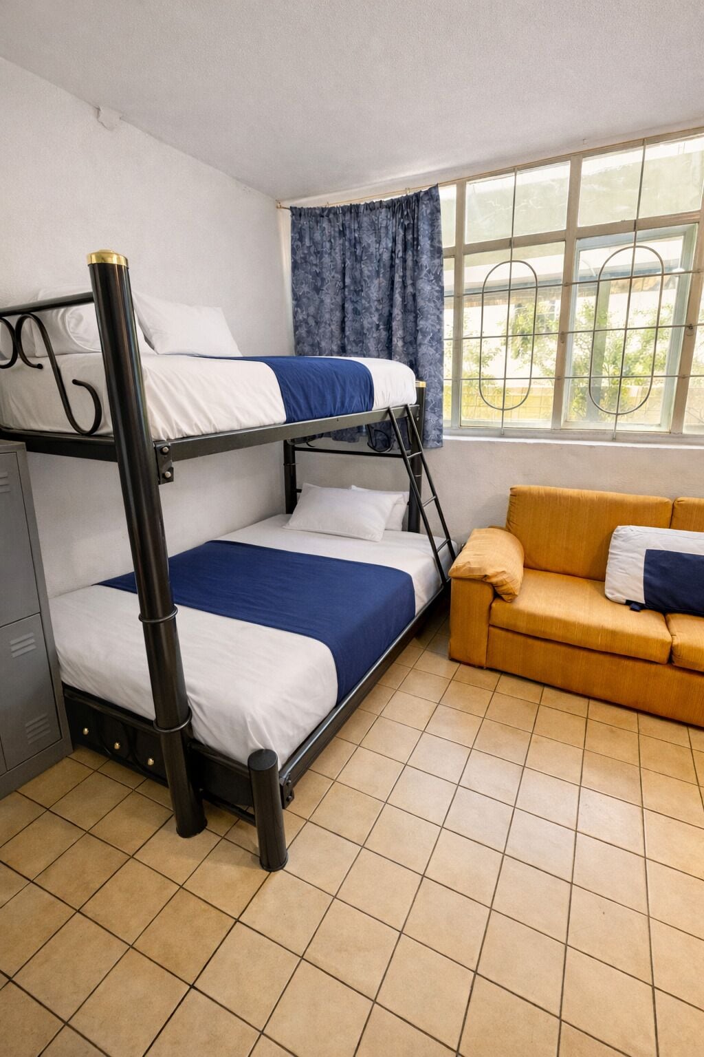 Escritorio y espacio para trabajar con laptop 