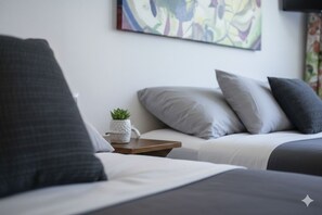 Escritorio y espacio para trabajar con laptop 