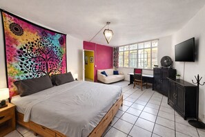 Quarto triplo standard (Ganesh) | Escrivaninha, espaço de trabalho para notebook