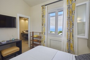 2 bedrooms, in-room safe, desk, iron/ironing board