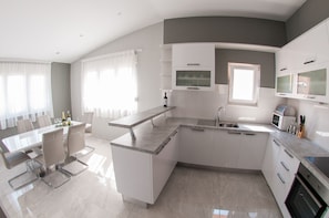 Frigorifero, microonde, forno, piano cottura