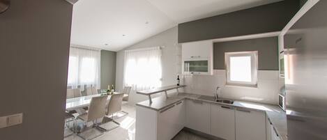 Kylskåp, mikrovågsugn, ugn och spishäll