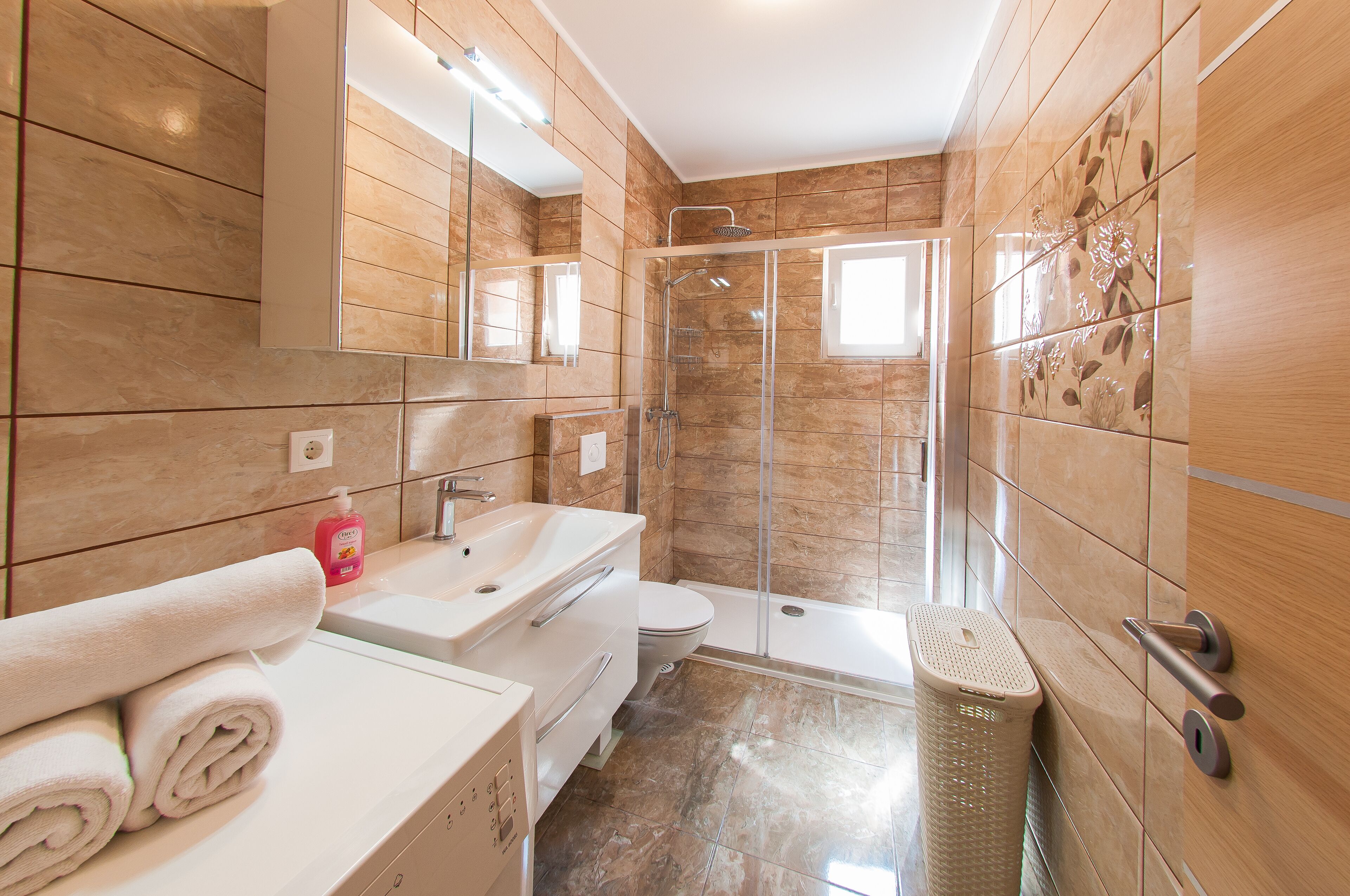 Shower, hair dryer, towels