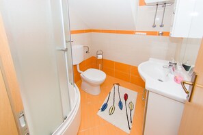 Douche, séchoir à cheveux, serviettes fournies
