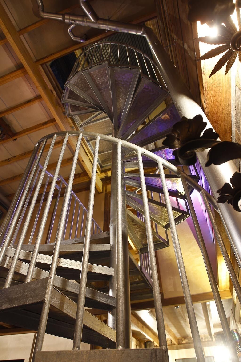 Tree House #4 Red,Private three levelled building with BBQ ,Smart TV, kitchen 