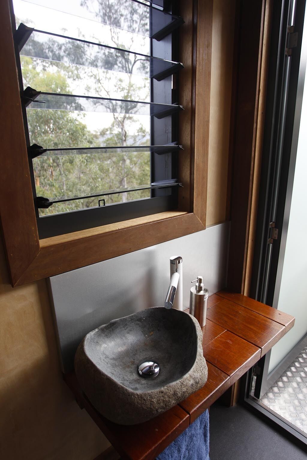 Tree House #4 Red,Private three levelled building with BBQ ,Smart TV, kitchen 